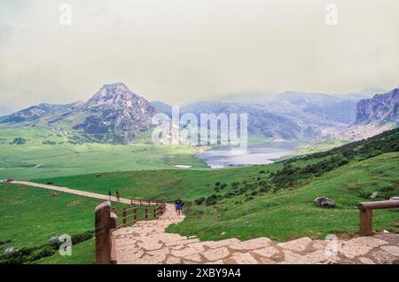 Il lago di Ercina si trova nelle Asturie, in Spagna, ed è un piccolo lago nei Picos de Europa nei Monti Cantabrici. Foto Stock