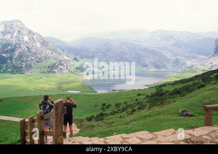 Il lago di Ercina si trova nelle Asturie, in Spagna, ed è un piccolo lago nei Picos de Europa nei Monti Cantabrici. Foto Stock