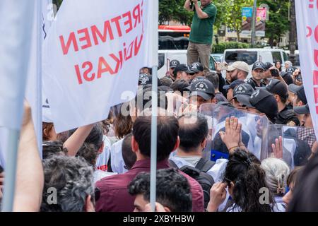 Gli insegnanti del blocco di polizia e i membri sindacali che vogliono marciare verso la grande Assemblea nazionale della Turchia durante una protesta da parte degli insegnanti del settore privato. Foto Stock