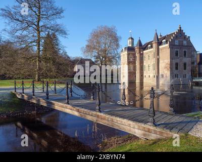 Castello storico con fossato e ponte, circondato da alberi e cielo azzurro, ruurlo, gheldria, paesi bassi Foto Stock