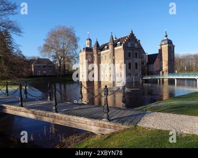 Castello storico con fossato e ponte, circondato da alberi e cielo azzurro, ruurlo, gheldria, paesi bassi Foto Stock