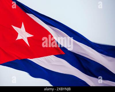 Cuba Flag sventolando sull'asta, primo piano. Bandiera di Cuba che sventola nel vento. Primo piano di una bandiera cubana che sventola nel vento su uno sfondo di cielo limpido. Bandiera Cuba a tutto campo Foto Stock