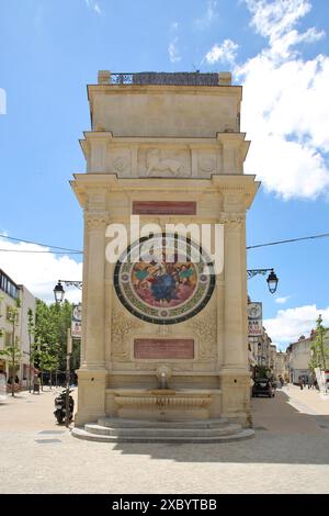 Fontana Fontaine Amedee Pichot costruita nel 1885, Amedee, pittura murale, arte e artigianato, Arles, Bouches-du-Rhone, Camargue, Provenza, Francia Foto Stock