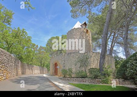 Lo storico Moulin Cezanne, il mulino a vento, Cezanne, le Tholonet, Aix-en-Provence, montagne Sainte-Victoire, Bouches-du-Rhone, Provenza, Francia Foto Stock