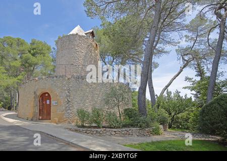 Lo storico Moulin Cezanne, il mulino a vento, Cezanne, le Tholonet, Aix-en-Provence, montagne Sainte-Victoire, Bouches-du-Rhone, Provenza, Francia Foto Stock