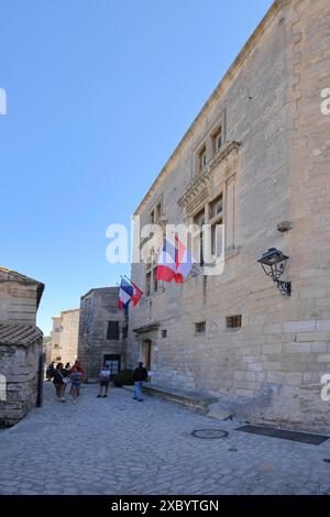 Municipio di Mairie con bandiere nazionali francesi, Les Baux-de-Provence, Alpilles, Alpilles, Bouches-du-Rhone, Provenza, Francia Foto Stock