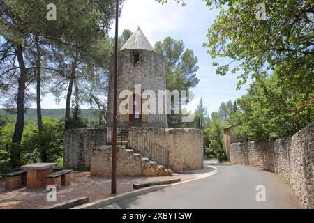 Lo storico Moulin Cezanne, il mulino a vento, Cezanne, le Tholonet, Aix-en-Provence, montagne Sainte-Victoire, Bouches-du-Rhone, Provenza, Francia Foto Stock