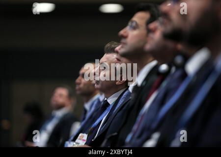 13 giugno 2024, Bonn, Germania, Germania: I rappresentanti della presidenza COP29 dell'Azerbaigian si riuniscono durante la cerimonia di chiusura dell'ultimo giorno della conferenza UNFCCC SB 60 a Bonn. I rappresentanti e la società civile si riuniscono ogni anno per discutere le crescenti questioni relative al cambiamento climatico e alle preoccupazioni ambientali globali e auspicano di poter giungere a un accordo abbastanza vicino da andare avanti. Questo è il punto di partenza dei preparativi per l'evento COP29 che si terrà a Baku, Azerbaigian, nel novembre di quest'anno. (Credit Image: © Bianca Otero/ZUMA Press Wire) SOLO PER USO EDITORIALE! No Foto Stock