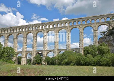 Acquedotto Roquefavor costruito nel 1847 dal Canal de Marseille, viadotto, arcate, Ventabren, Bouches-du-Rhone, Provenza, Francia Foto Stock