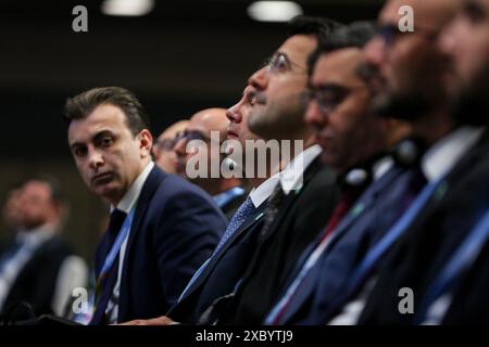 13 giugno 2024, Bonn, Germania, Germania: I rappresentanti della presidenza COP29 dell'Azerbaigian si riuniscono durante la cerimonia di chiusura dell'ultimo giorno della conferenza UNFCCC SB 60 a Bonn. I rappresentanti e la società civile si riuniscono ogni anno per discutere le crescenti questioni relative al cambiamento climatico e alle preoccupazioni ambientali globali e auspicano di poter giungere a un accordo abbastanza vicino da andare avanti. Questo è il punto di partenza dei preparativi per l'evento COP29 che si terrà a Baku, Azerbaigian, nel novembre di quest'anno. (Credit Image: © Bianca Otero/ZUMA Press Wire) SOLO PER USO EDITORIALE! No Foto Stock