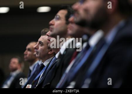 13 giugno 2024, Bonn, Germania, Germania: I rappresentanti della presidenza COP29 dell'Azerbaigian si riuniscono durante la cerimonia di chiusura dell'ultimo giorno della conferenza UNFCCC SB 60 a Bonn. I rappresentanti e la società civile si riuniscono ogni anno per discutere le crescenti questioni relative al cambiamento climatico e alle preoccupazioni ambientali globali e auspicano di poter giungere a un accordo abbastanza vicino da andare avanti. Questo è il punto di partenza dei preparativi per l'evento COP29 che si terrà a Baku, Azerbaigian, nel novembre di quest'anno. (Credit Image: © Bianca Otero/ZUMA Press Wire) SOLO PER USO EDITORIALE! No Foto Stock