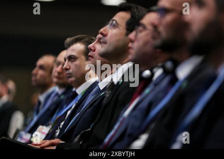 13 giugno 2024, Bonn, Germania, Germania: I rappresentanti della presidenza COP29 dell'Azerbaigian si riuniscono durante la cerimonia di chiusura dell'ultimo giorno della conferenza UNFCCC SB 60 a Bonn. I rappresentanti e la società civile si riuniscono ogni anno per discutere le crescenti questioni relative al cambiamento climatico e alle preoccupazioni ambientali globali e auspicano di poter giungere a un accordo abbastanza vicino da andare avanti. Questo è il punto di partenza dei preparativi per l'evento COP29 che si terrà a Baku, Azerbaigian, nel novembre di quest'anno. (Credit Image: © Bianca Otero/ZUMA Press Wire) SOLO PER USO EDITORIALE! No Foto Stock