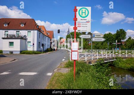 Strada con ponte sul Jorker Hauptwettern e fermata dell'autobus Am Fleet a Jork, Altes Land, distretto di Stade, bassa Sassonia, Germania Foto Stock