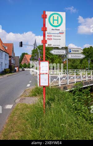 Strada con ponte sul Jorker Hauptwettern e fermata dell'autobus Am Fleet a Jork, Altes Land, distretto di Stade, bassa Sassonia, Germania Foto Stock