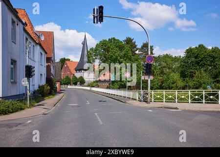 Strada e chiesa di San Mattia a Jork, Altes Land, distretto di Stade, bassa Sassonia, Germania Foto Stock