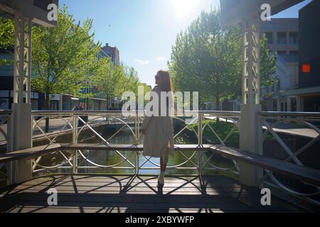 Ragazza in un gazebo, Zaandam, Paesi Bassi al tramonto Foto Stock