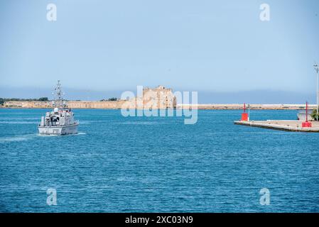 Brindisi, Italia. 13 giugno 2024. Una piccola barca militare si dirige verso il castello svevo di Brindisi, dove il gruppo dei sette stava cenando più tardi. Il vertice del gruppo dei sette (G7) è un forum economico e politico intergovernativo composto da Giappone, Italia, Canada, Regno Unito, Francia, Germania e Stati Uniti. Quest'anno il vertice si svolge in Italia. (Foto di Krisztian Elek/SOPA Images/Sipa USA) credito: SIPA USA/Alamy Live News Foto Stock