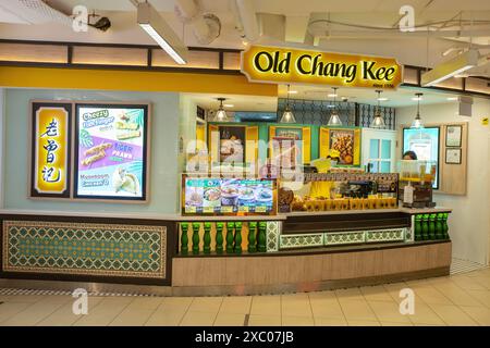 Design esterno dell'outlet Old Chang Kee, situato nel centro commerciale Paragon, Orchard Road, Singapore. Foto Stock