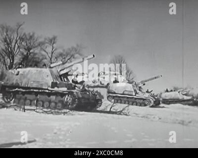 Foto dello screenshot in bianco e nero della seconda guerra mondiale. Una batteria di 15 cm Hummel semovente di artiglieria in posizione di tiro nel dicembre 1943 sul fronte russo Foto Stock