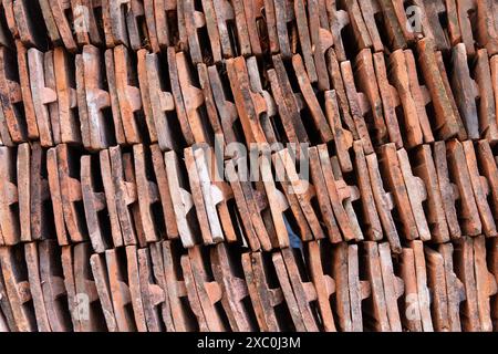 Molte piastrelle impilate l'una sull'altra. Foto Stock