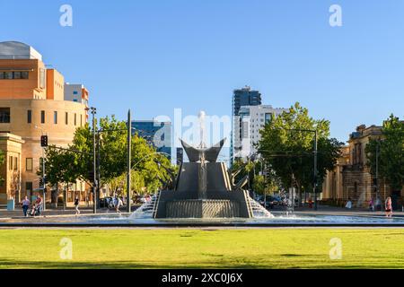Adelaide, Australia - 19 dicembre 2020: Fontana dei tre fiumi su Victoria Square, nella città di Adelaide, guardando verso sud un giorno Foto Stock