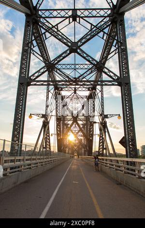 Ottawa, Canada - 4 giugno 2024: Ponte Alexandra da Ottawa, Ontario, a Gatineau, città del Quebec durante il tramonto Foto Stock