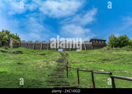 Insediamento difensivo medievale in legno a Borów Polonia Europa Foto Stock