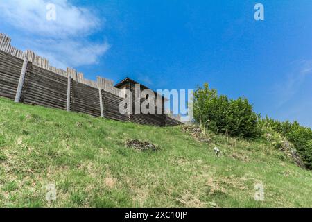 Insediamento difensivo medievale in legno a Borów Polonia Europa Foto Stock