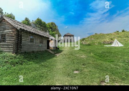 Insediamento difensivo medievale in legno a Borów Polonia Europa Foto Stock