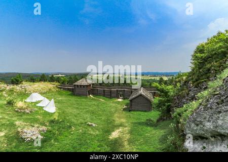 Insediamento difensivo medievale in legno a Borów Polonia Europa Foto Stock