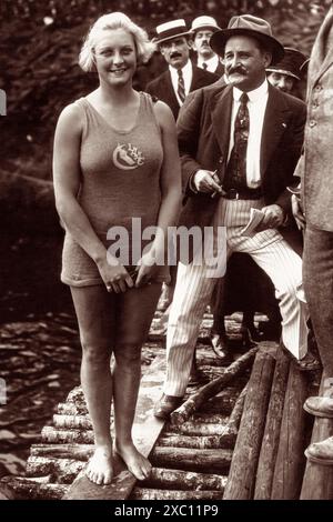 La nuotatrice americana da record Ethelda Bleibtrey (1902-1978) ad Anversa, in Belgio, dove ha vinto l'oro in tutti e tre gli eventi di nuoto femminile ai Giochi Olimpici di Anversa del 1920. Foto Stock