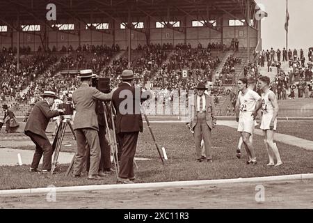 Fotografi alle Olimpiadi di Parigi del 1924 che fotografano le medaglie d'oro e d'argento nella corsa dei 800 metri, rispettivamente Douglas Lowe (L) della Gran Bretagna e Paul Martin (R) della Svizzera. Foto Stock