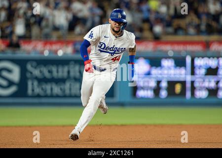 L'esterno dei Los Angeles Dodgers Andy Pages (44) arriva terzo durante una partita della MLB contro i Texas Rangers, mercoledì 12 giugno 2024, al Dodger Stadium, Foto Stock