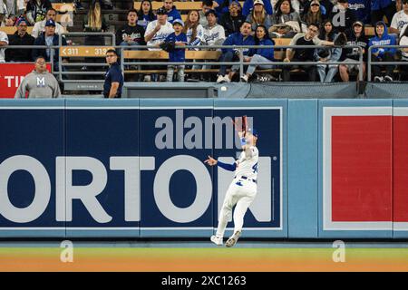 Andy Pages (44), esterno dei Los Angeles Dodgers, cattura una palla di mosca durante una partita della MLB contro i Texas Rangers, mercoledì 12 giugno 2024, a Dodger sta Foto Stock