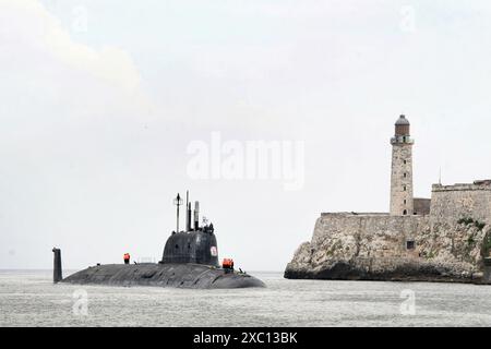 L'Avana. 12 giugno 2024. Questa foto scattata il 12 giugno 2024 mostra il sottomarino russo a propulsione nucleare Kazan al porto di l'Avana, Cuba. Un distaccamento di navi da guerra russe è arrivato al porto di l'Avana, Cuba, mercoledì dopo aver completato esercizi sull'uso di armi di alta precisione, ha detto il Ministero della difesa russo. Il ministero ha detto che queste navi, appartenenti alla flotta del Nord, sono arrivate al porto in una "visita non ufficiale". Crediti: Joaquin Hernandez/Xinhua/Alamy Live News Foto Stock