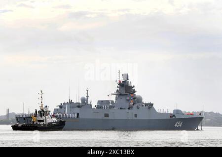 L'Avana. 12 giugno 2024. Questa foto scattata il 12 giugno 2024 mostra la fregata russa Admiral Gorshkov al porto di l'Avana, Cuba. Un distaccamento di navi da guerra russe è arrivato al porto di l'Avana, Cuba, mercoledì dopo aver completato esercizi sull'uso di armi di alta precisione, ha detto il Ministero della difesa russo. Il ministero ha detto che queste navi, appartenenti alla flotta del Nord, sono arrivate al porto in una "visita non ufficiale". Crediti: Joaquin Hernandez/Xinhua/Alamy Live News Foto Stock