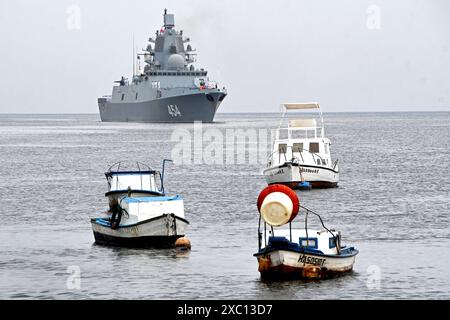 L'Avana. 12 giugno 2024. Questa foto scattata il 12 giugno 2024 mostra la fregata russa Admiral Gorshkov al porto di l'Avana, Cuba. Un distaccamento di navi da guerra russe è arrivato al porto di l'Avana, Cuba, mercoledì dopo aver completato esercizi sull'uso di armi di alta precisione, ha detto il Ministero della difesa russo. Il ministero ha detto che queste navi, appartenenti alla flotta del Nord, sono arrivate al porto in una "visita non ufficiale". Crediti: Joaquin Hernandez/Xinhua/Alamy Live News Foto Stock