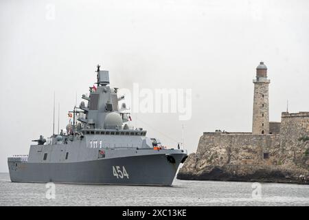 L'Avana. 12 giugno 2024. Questa foto scattata il 12 giugno 2024 mostra la fregata russa Admiral Gorshkov al porto di l'Avana, Cuba. Un distaccamento di navi da guerra russe è arrivato al porto di l'Avana, Cuba, mercoledì dopo aver completato esercizi sull'uso di armi di alta precisione, ha detto il Ministero della difesa russo. Il ministero ha detto che queste navi, appartenenti alla flotta del Nord, sono arrivate al porto in una "visita non ufficiale". Crediti: Joaquin Hernandez/Xinhua/Alamy Live News Foto Stock