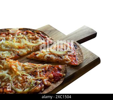 Pizza Napoletana, autentica pizza italiana cotta nel forno a legna. Pizza Margherita con mozzarella, salsa di pomodoro Foto Stock