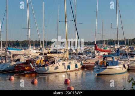 Espoo/Finlandia - 4 GIUGNO 2024: Splendida vista sul porto marittimo di Suomenoja in Finlandia Foto Stock