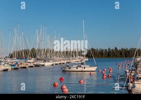 Espoo/Finlandia - 4 GIUGNO 2024: Splendida vista sul porto marittimo di Suomenoja in Finlandia Foto Stock