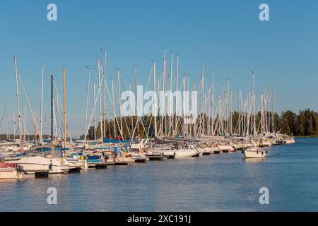 Espoo Finlandia - 4 GIUGNO 2024: Splendida vista sul porto marittimo di Suomenoja in Finlandia Foto Stock