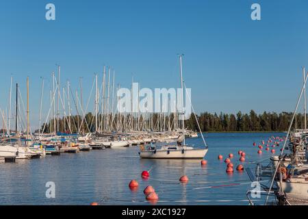 Espoo/Finlandia - 4 GIUGNO 2024: Splendida vista sul porto marittimo di Suomenoja in Finlandia Foto Stock