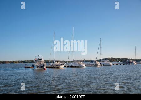 Espoo/Finlandia - 4 GIUGNO 2024: Splendida vista sul porto marittimo di Suomenoja in Finlandia Foto Stock