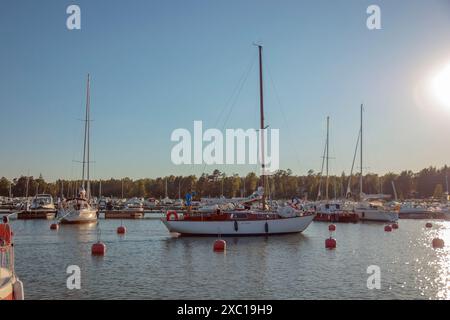 Espoo/Finlandia - 4 GIUGNO 2024: Splendida vista sul porto marittimo di Suomenoja in Finlandia Foto Stock