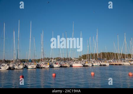 Espoo/Finlandia - 4 GIUGNO 2024: Splendida vista sul porto marittimo di Suomenoja in Finlandia Foto Stock