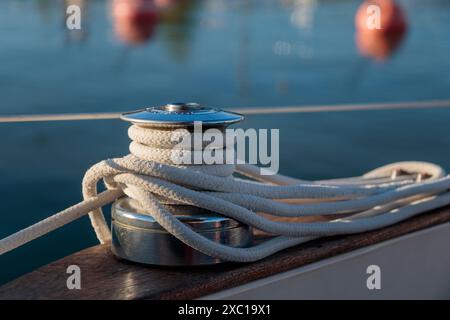 Verricello per barca a vela con corda sul ponte dello yacht. Dettagli, bassa profondità di messa a fuoco. Attività al tempo libero e sport estremi Foto Stock