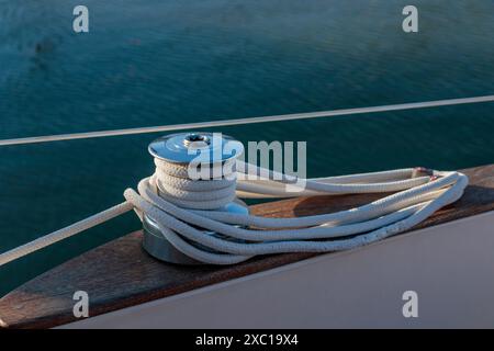 Verricello per barca a vela con corda sul ponte dello yacht. Dettagli, bassa profondità di messa a fuoco. Attività al tempo libero e sport estremi Foto Stock