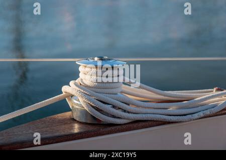 Verricello per barca a vela con corda sul ponte dello yacht. Dettagli, bassa profondità di messa a fuoco. Attività al tempo libero e sport estremi Foto Stock