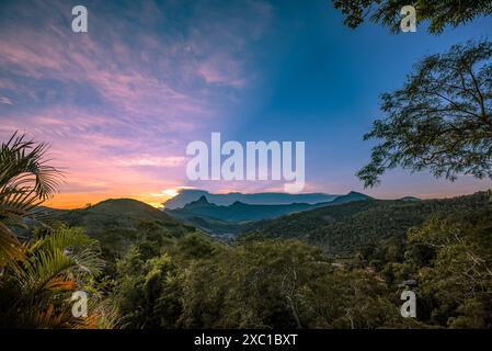 Variopinti raggi al tramonto sulle montagne di Itaipava - Brasile Foto Stock